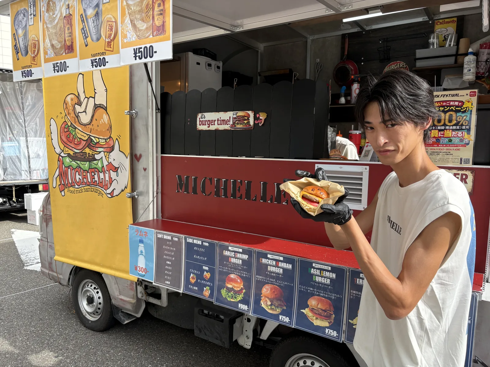 キッチンカーに立つひなた