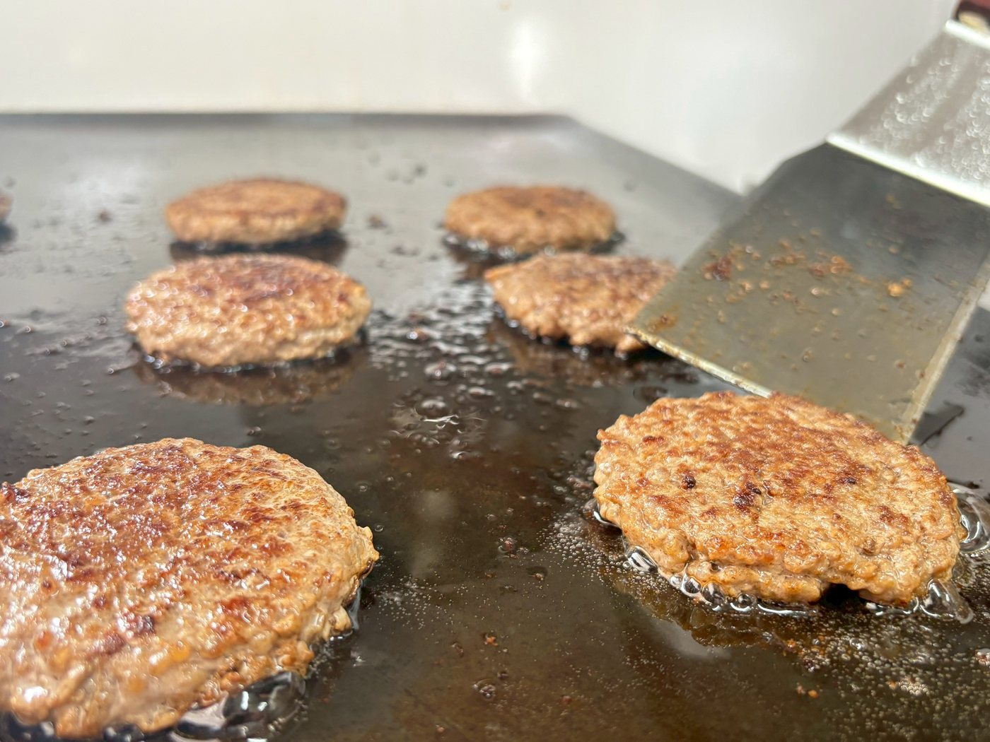 鉄板で香ばしく焼かれているパティ